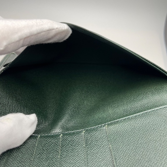 Louis Vuitton Green Taiga Leather Long Wallet/Card Holder - Preowned - Picture 12 of 16